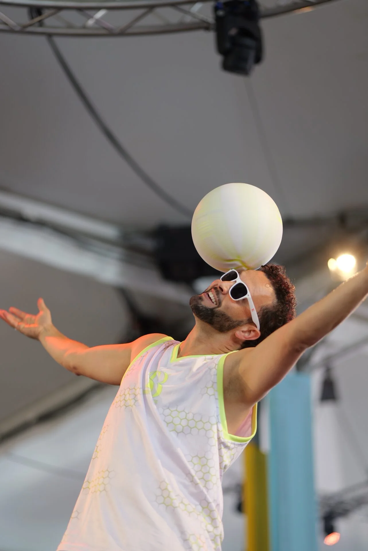 Showcase-Basketball-draait-basketball-op-zoinnebril-1