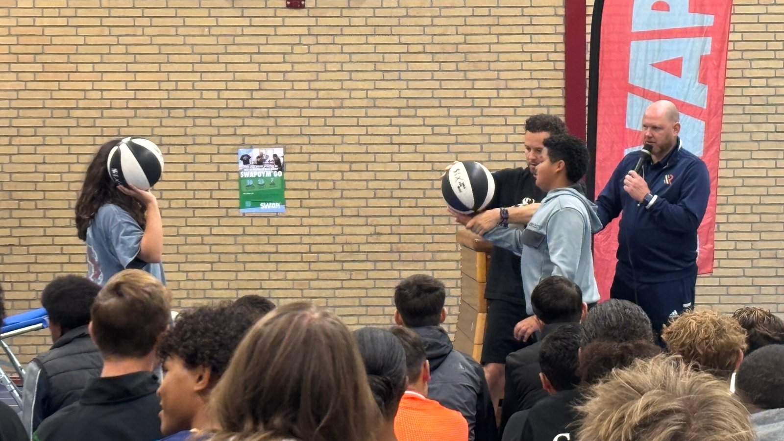 Showcase leert een trick aan.