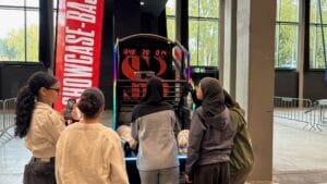 Kinderen spelen op de arcade machine