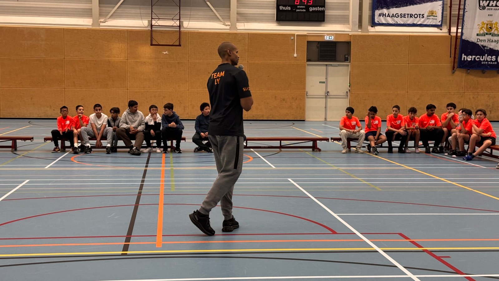 Docent Peter spreekt de groep toe