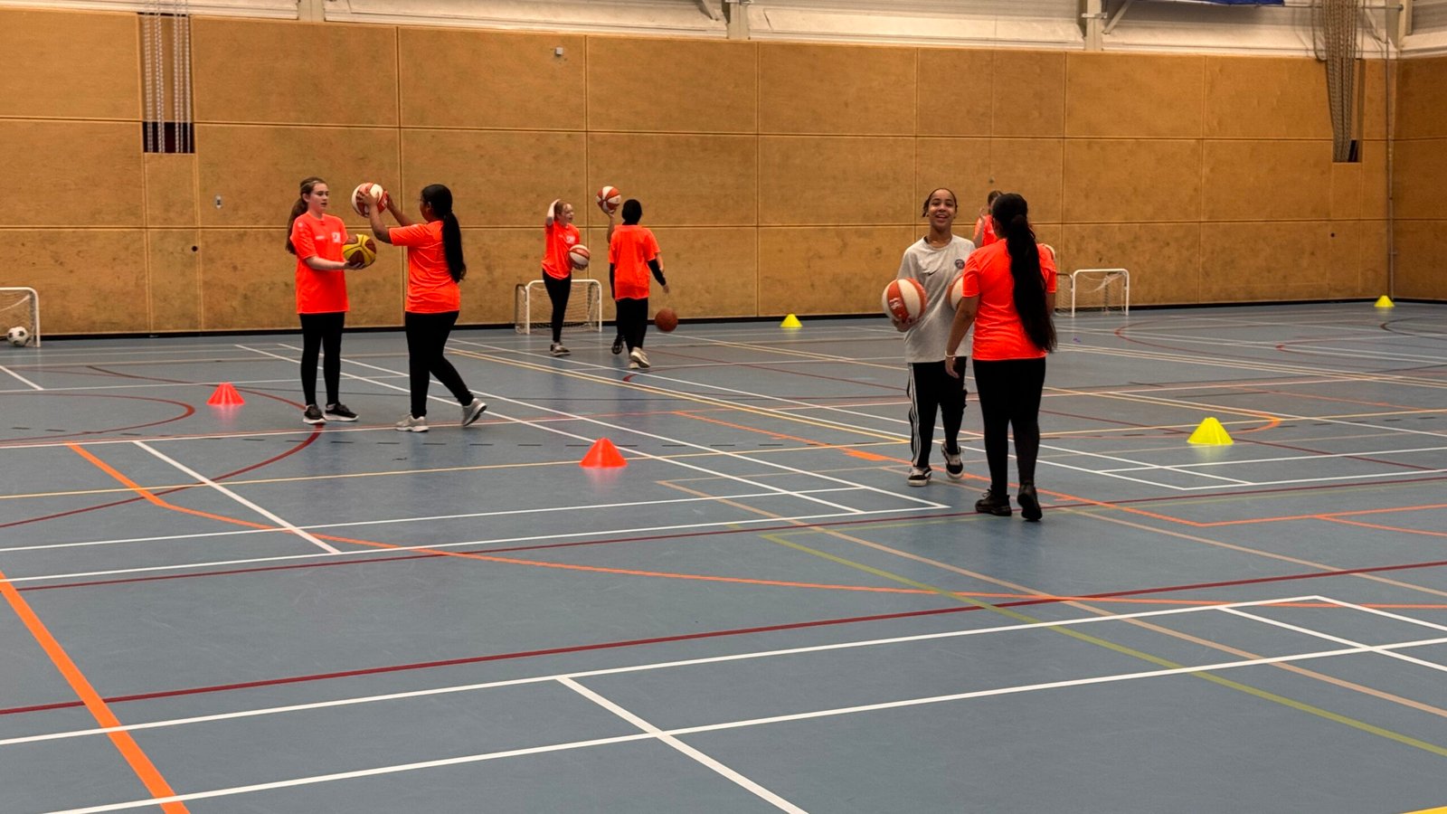 Leerlingen maken kennis met elkaar door middel van basketbal