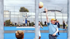 burgemeester-Gilbert-scoort-na-pass-van-showcase-basketball