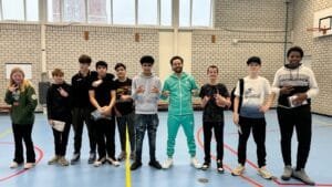 Jongeren tijdens een inspirerende Showcase Basketball workshop op school 🏀💡 Beweging, motivatie en zelfvertrouwen komen samen — education meets energy.