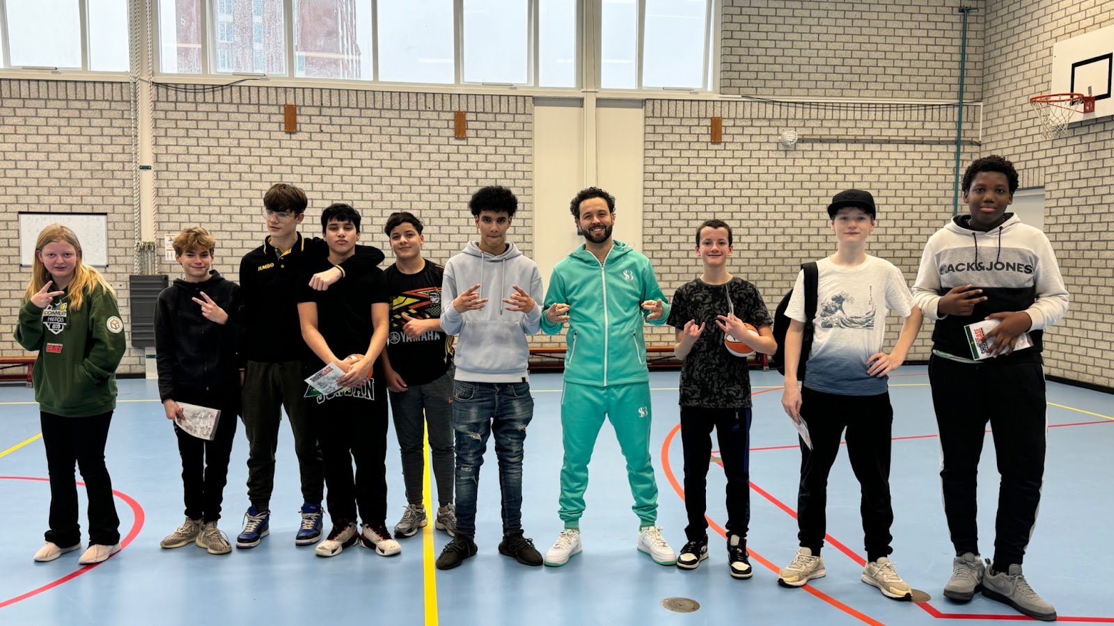 Jongeren tijdens een inspirerende Showcase Basketball workshop op school 🏀💡 Beweging, motivatie en zelfvertrouwen komen samen — education meets energy.