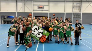 Big energy with the Green Giants 💚🏀 Volle focus, good vibes en pure passie op het veld. Another day of growth, creativity, and basketball culture.