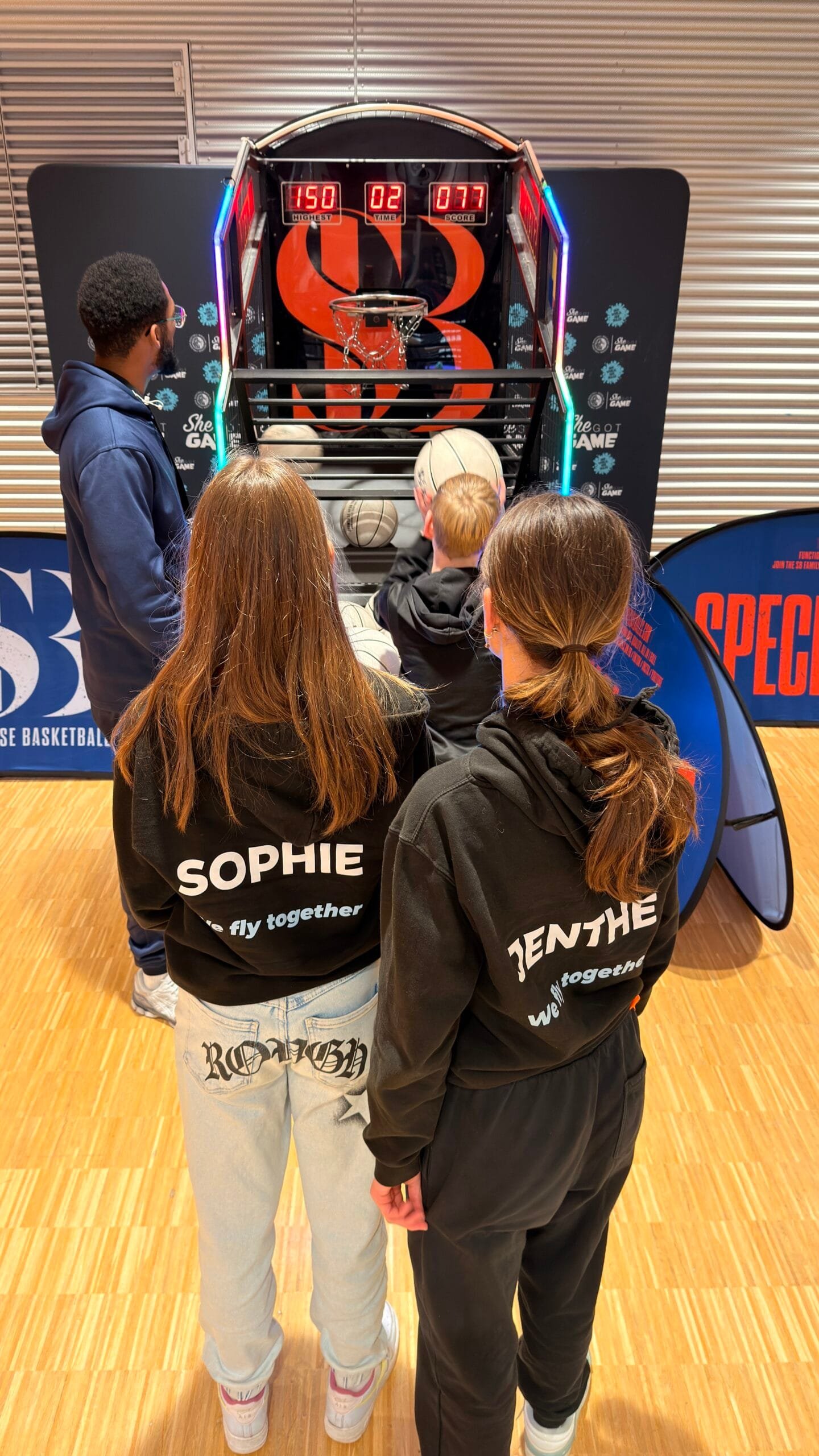 Activatie vrouweninterland Almere: arcade-machine, silly bouncers, en topprestaties tijdens Orange Angels vs. Slowakije.