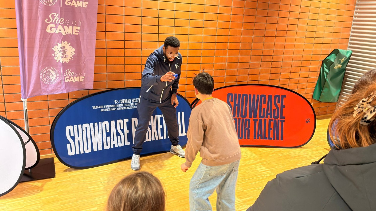 Activatie vrouweninterland Almere: arcade-machine, silly bouncers, en topprestaties tijdens Orange Angels vs. Slowakije.