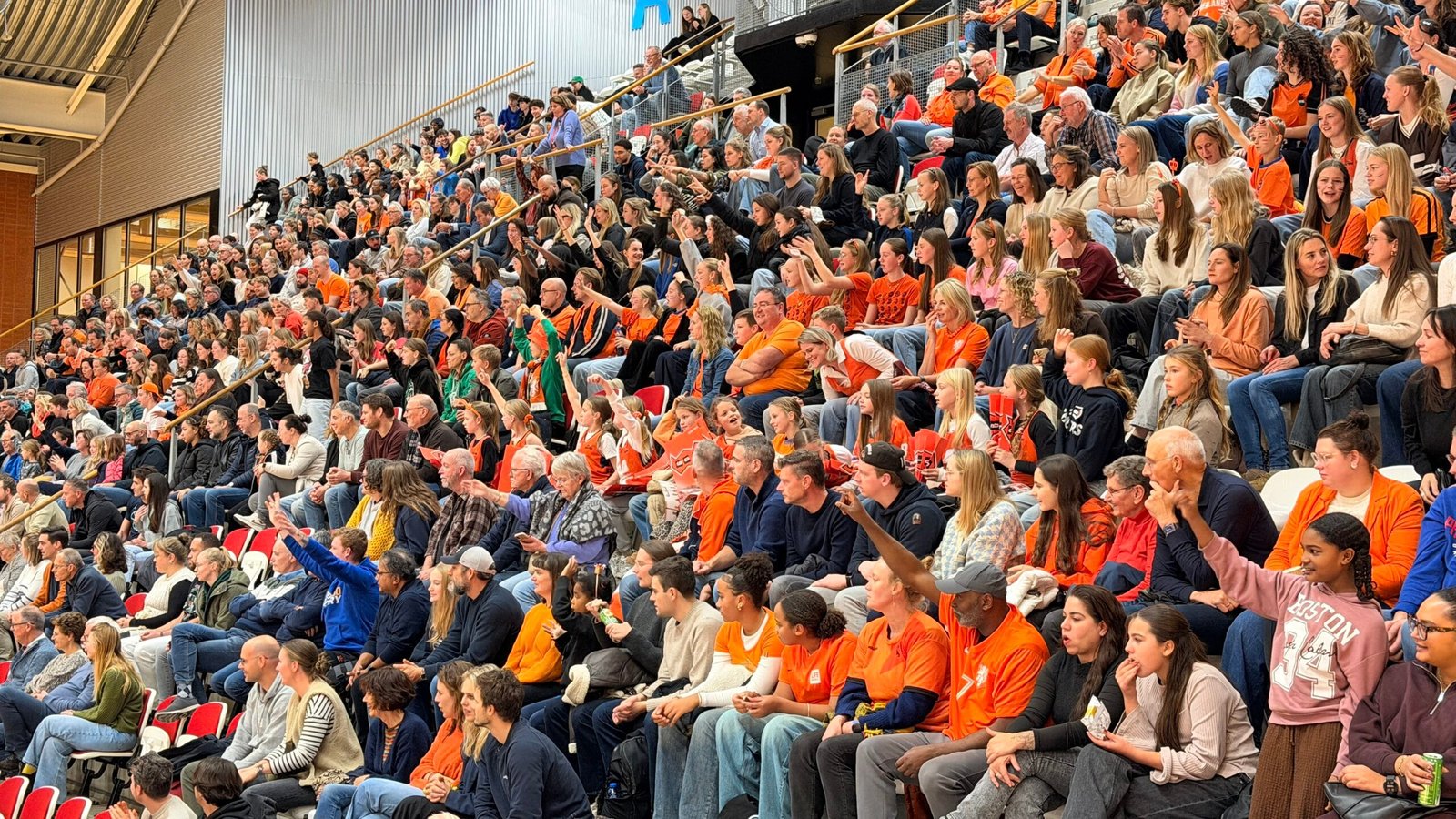 Activatie vrouweninterland Almere: arcade-machine, silly bouncers, en topprestaties tijdens Orange Angels vs. Slowakije.