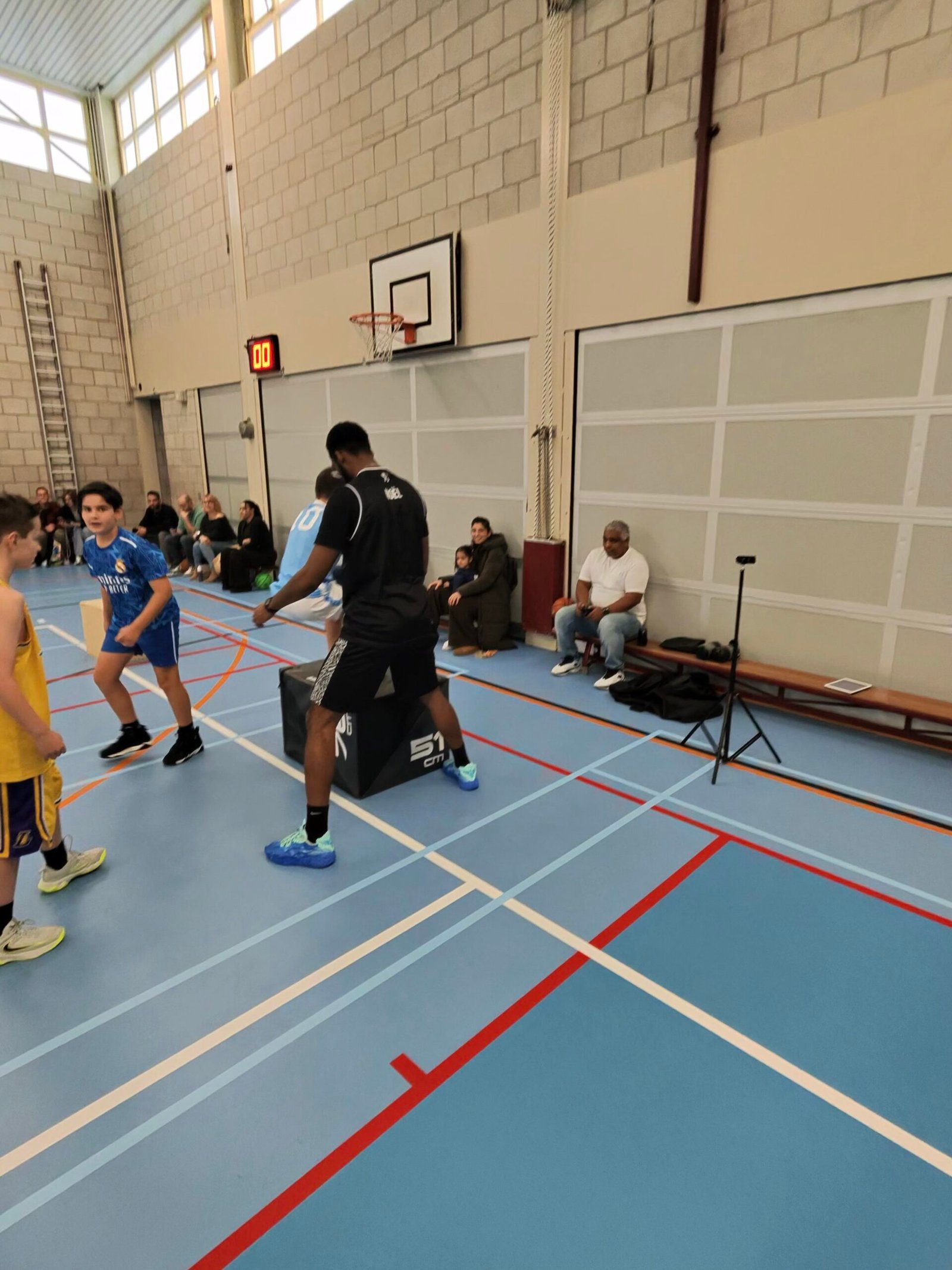 Coach Noel doet oefeningen via showcase basketball