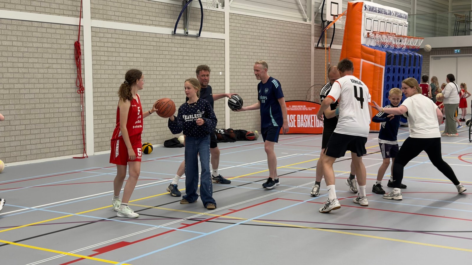 Workshop-vibes-ouders-in-sportkleren-kids-op-drie-velden-en-iedereen-doet-mee