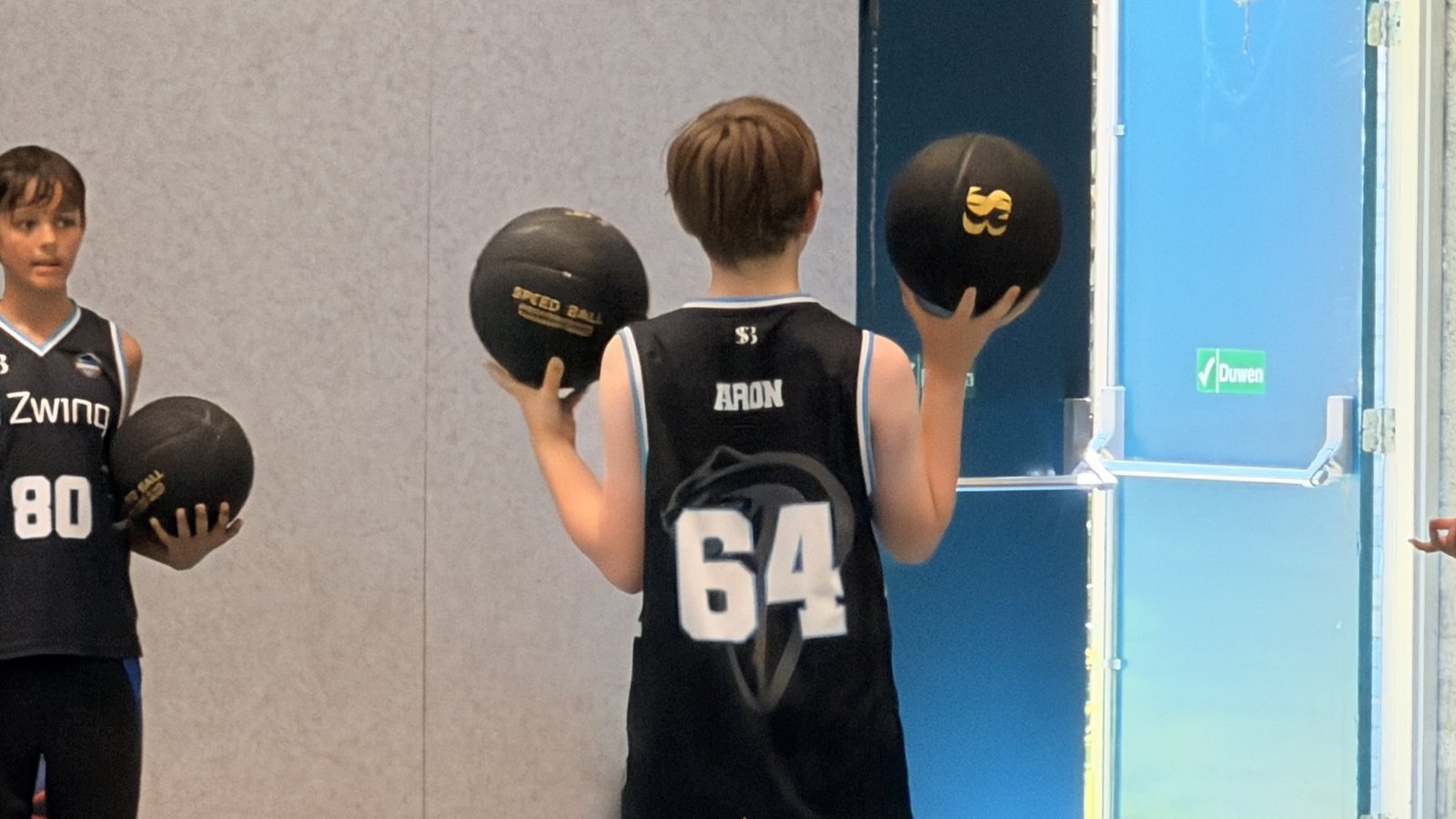 Special-Balls-op-de-vloer-en-als-merch
