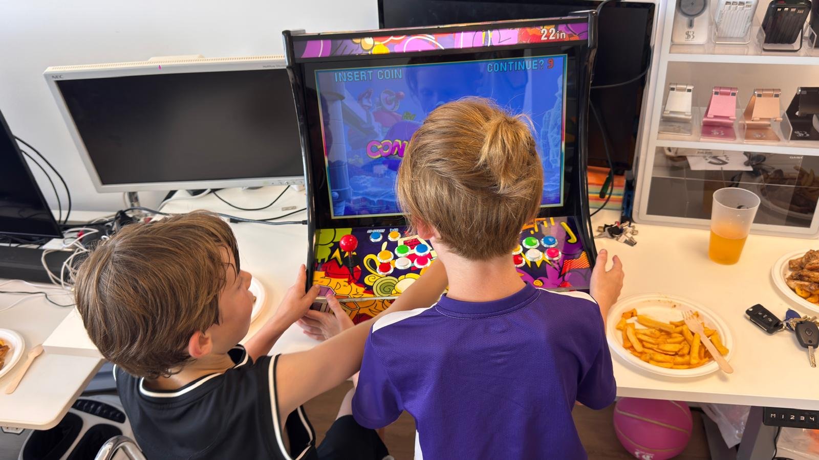 Mikael-verjaardag-arcade-en-frietjes