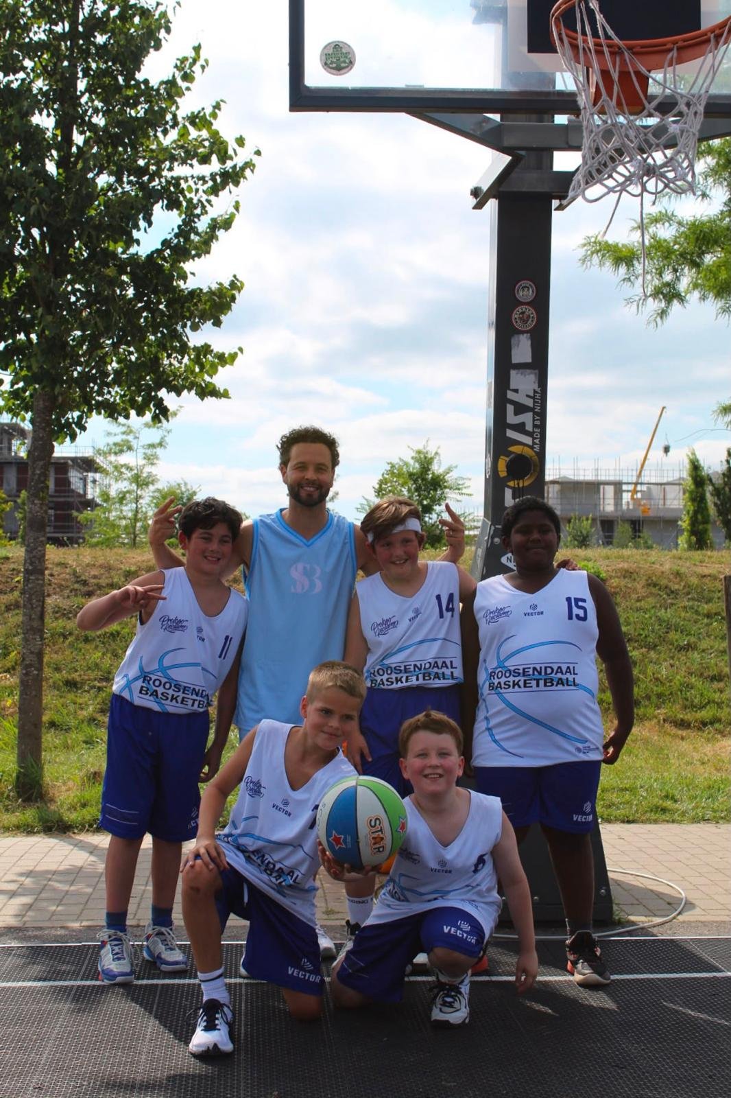 Tussen-de-wedstrijden-door-skills-challenges-en-spontaan-1-tegen-1