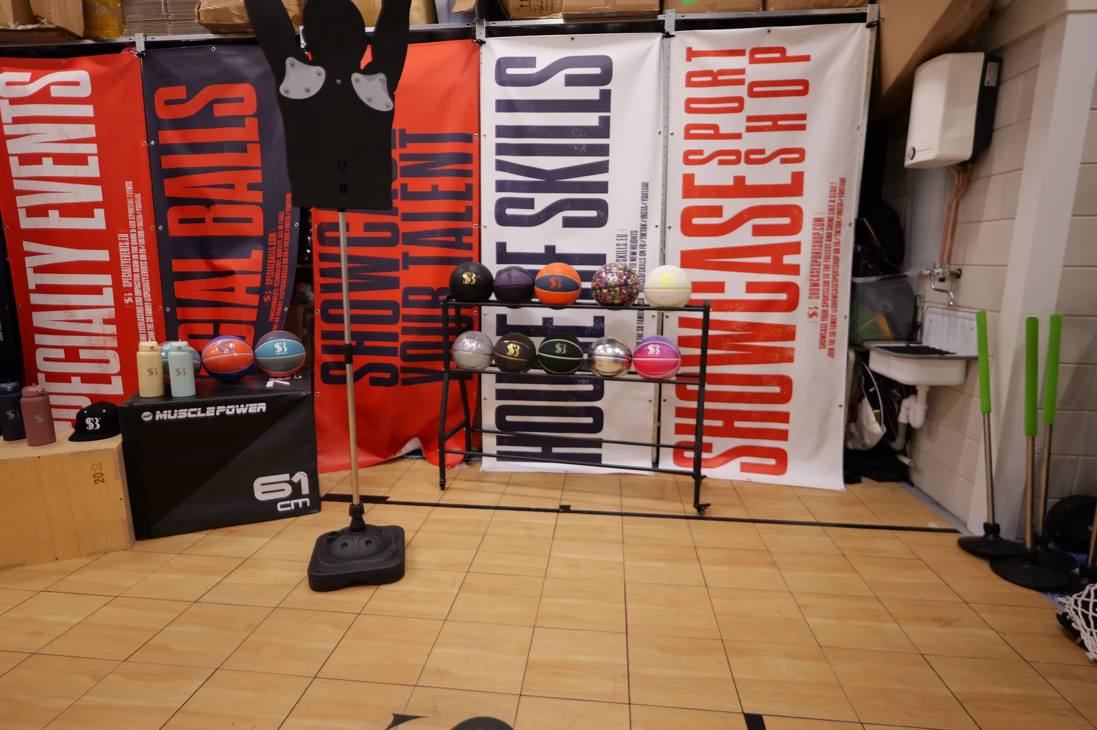 Trainingsopstelling met defender-silhouet en special balls in House of Skills