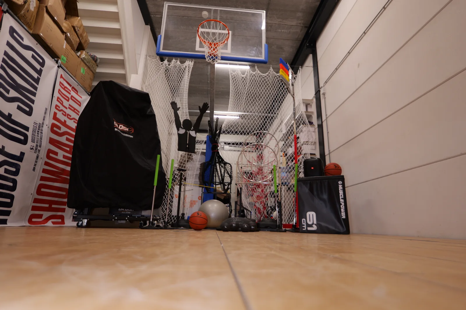 Indoor court met basket en trainingsmateriaal in House of Skills