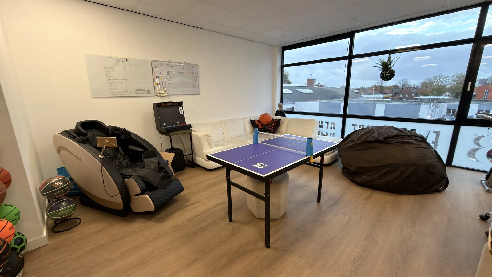 Lounge van het SB Experience Center met pingpongtafel en zitzakken