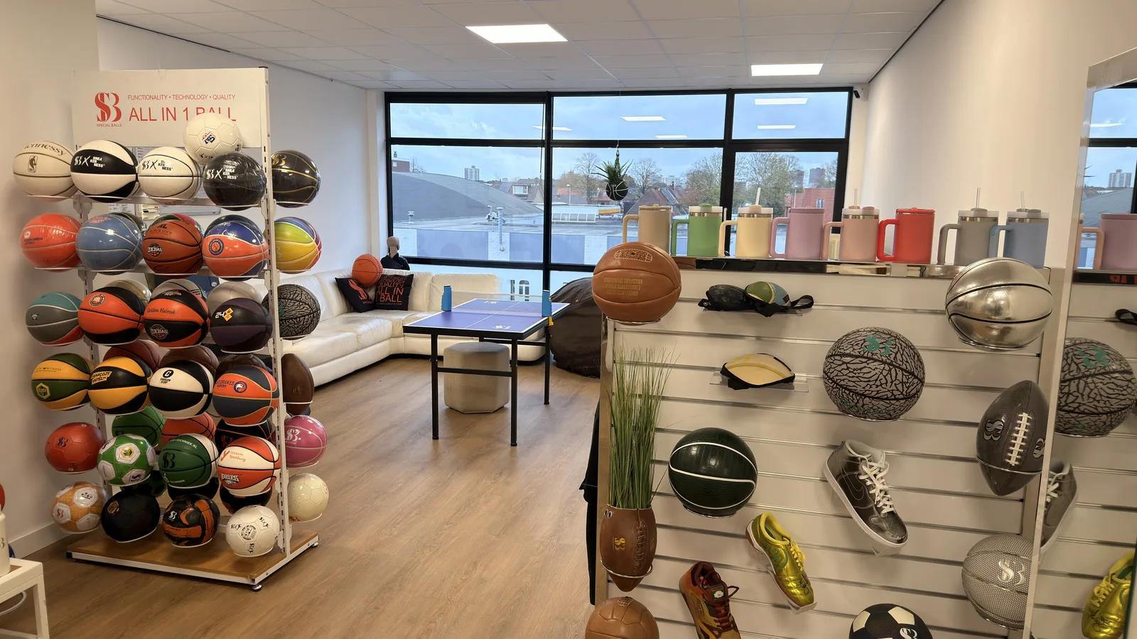 Showroom van het SB Experience Center in Zoetermeer met custom ballen aan de wand