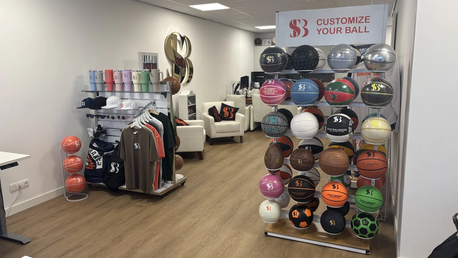 Merchandise en custom ballen in de showroom van het SB Experience Center