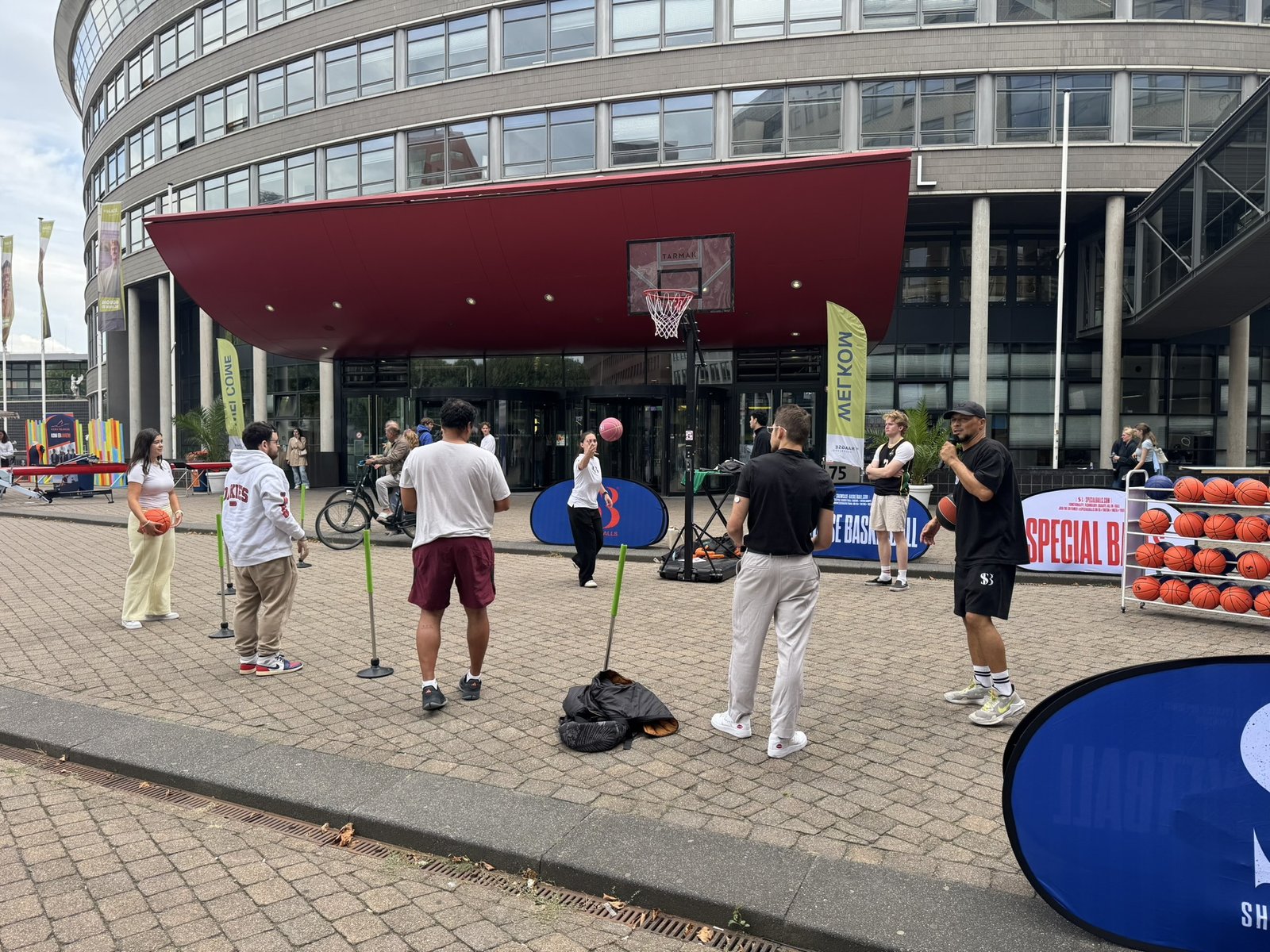 De opstelling van Showcase Basketball bij de entree van De Haagse Hogeschool