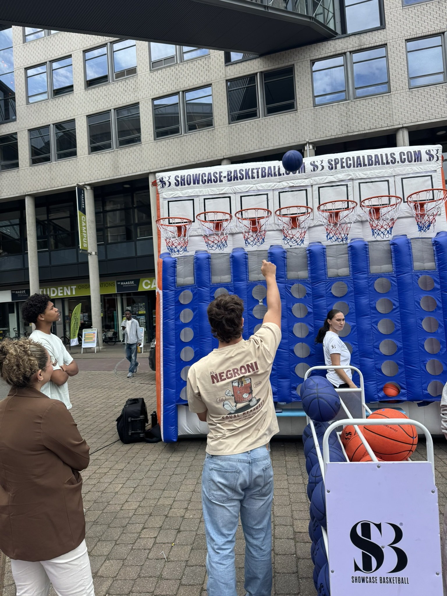 Student gooit een basketbal tijdens levensgroot vier op een rij
