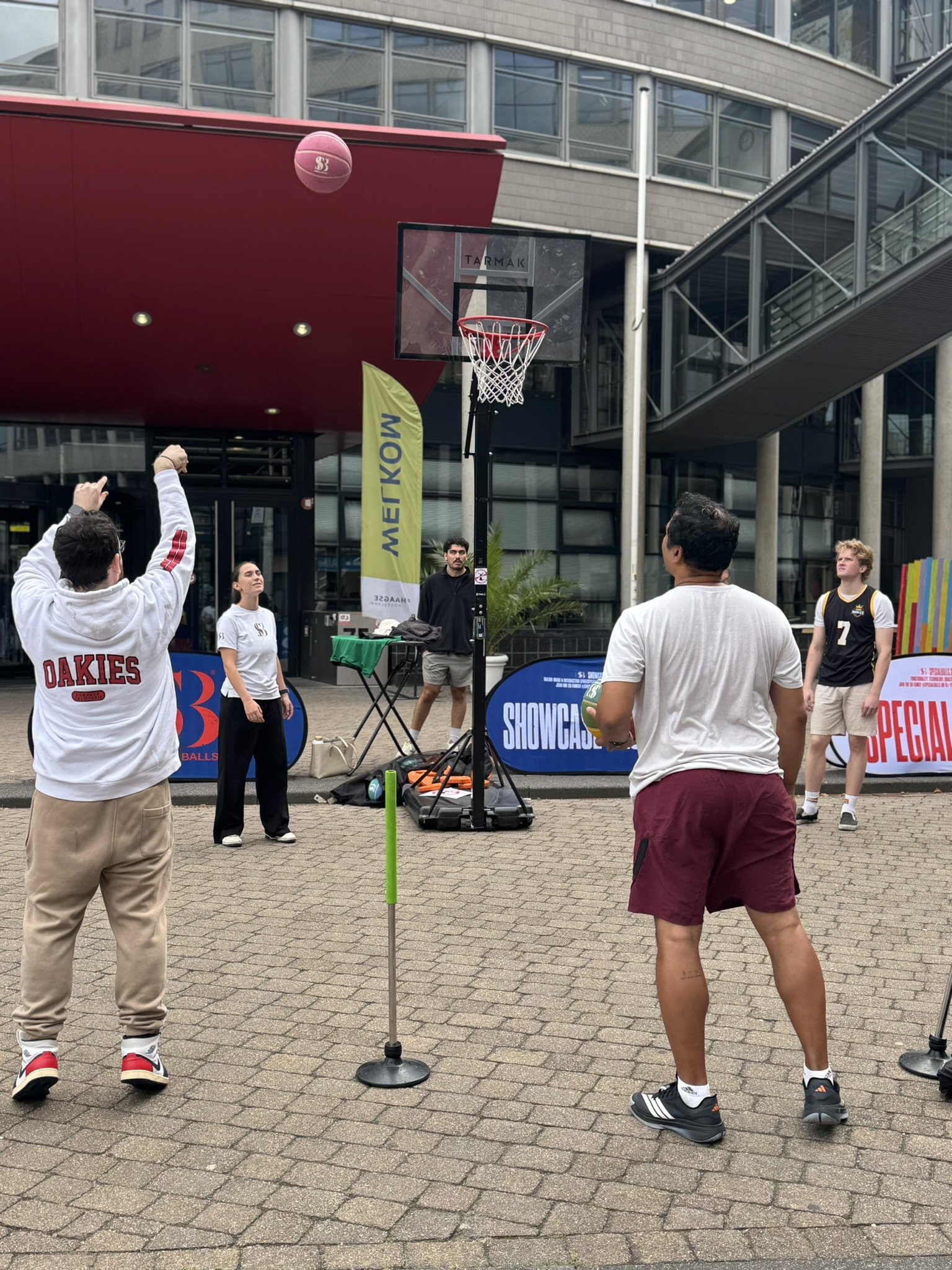 Student schiet op de basket tijdens de skills challenge