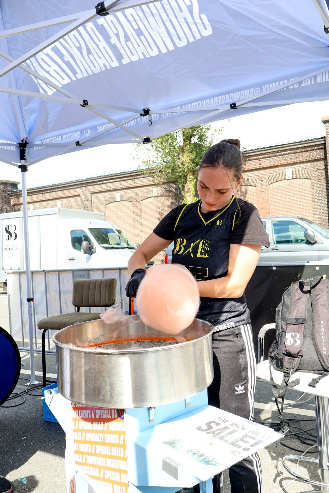 Azra draait een suikerspin bij de stand van Showcase Basketball op RSCW 2026