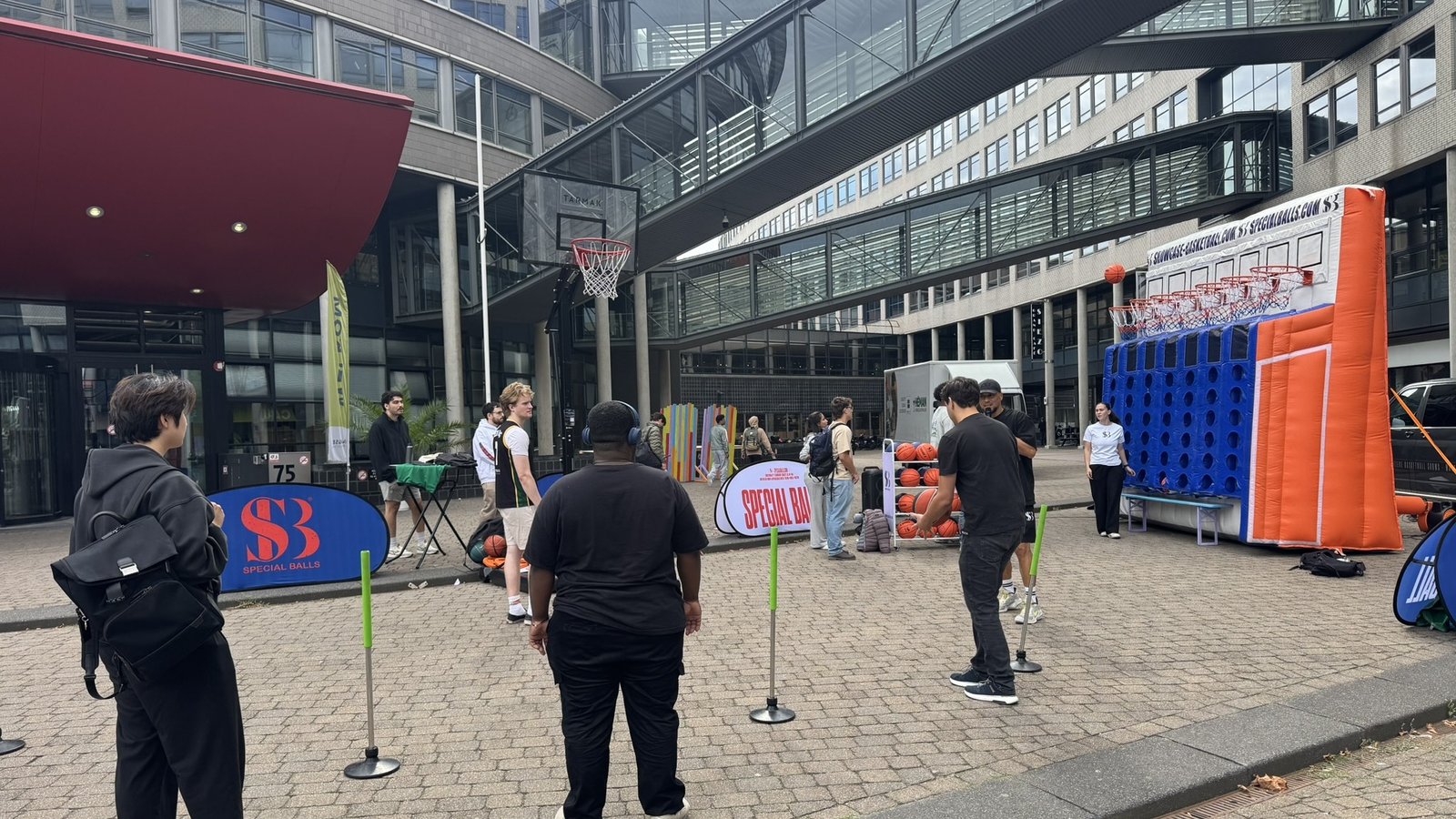 Vier op een rij en de skills challenge op de campus van De Haagse Hogeschool
