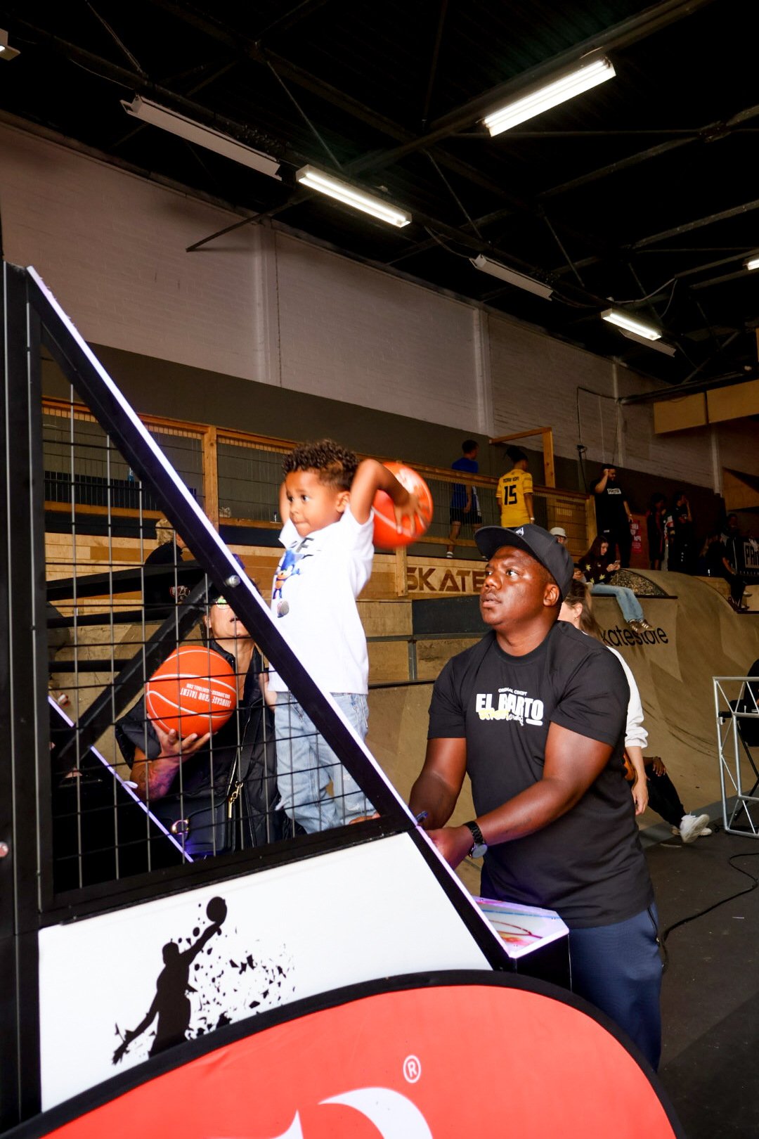 Klein kind schiet op de basketball arcade van Showcase Basketball op RSCW 2026