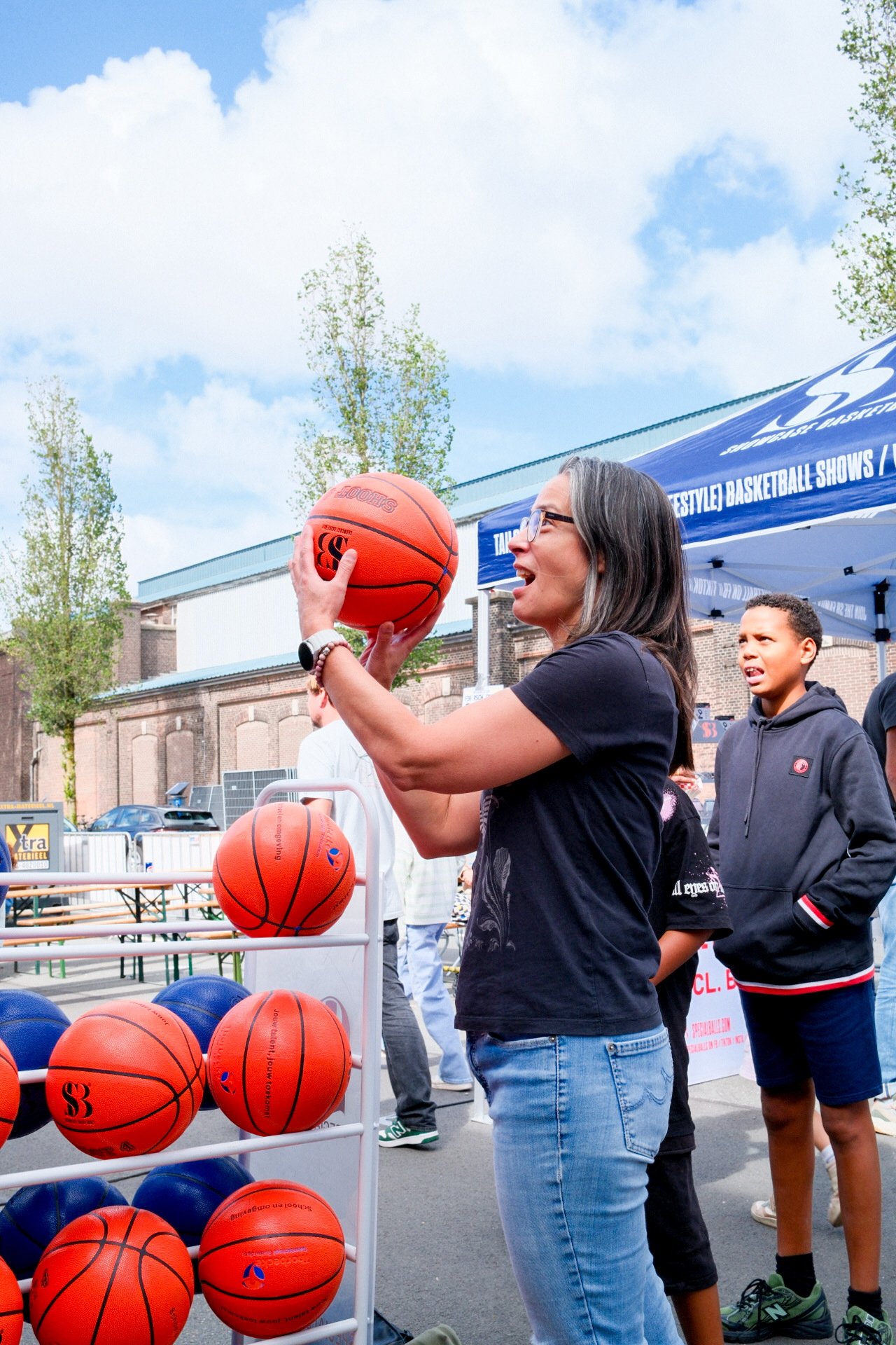 Bezoeker bekijkt een basketbal bij het ballenrek van Showcase Basketball op RSCW 2026