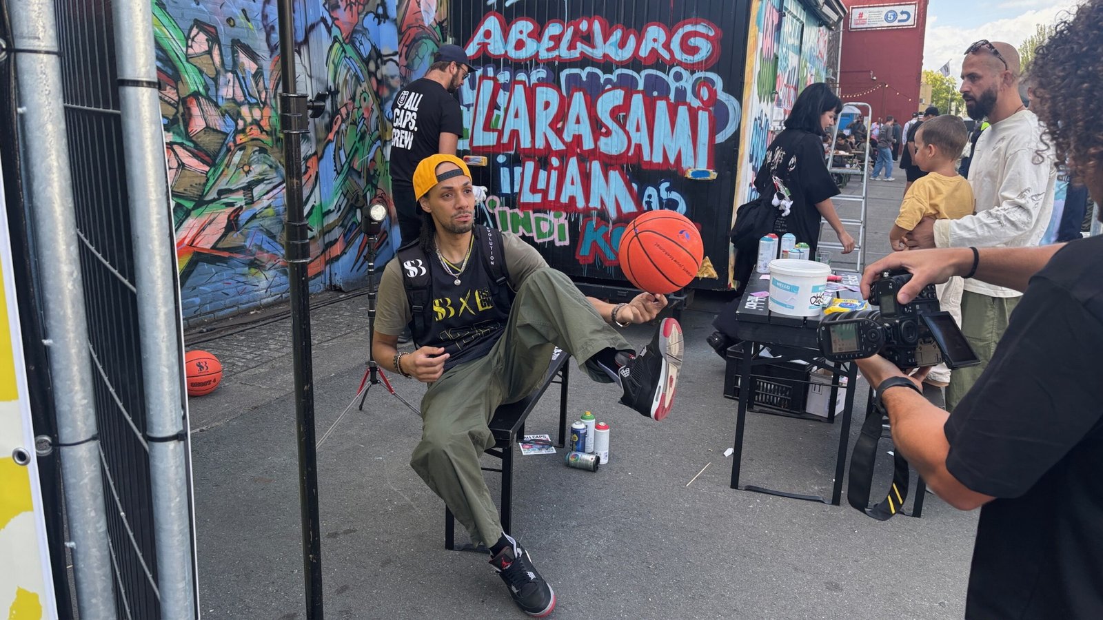 Michael laat een basketbal op zijn vinger draaien tijdens de Rotterdam Street Culture Week