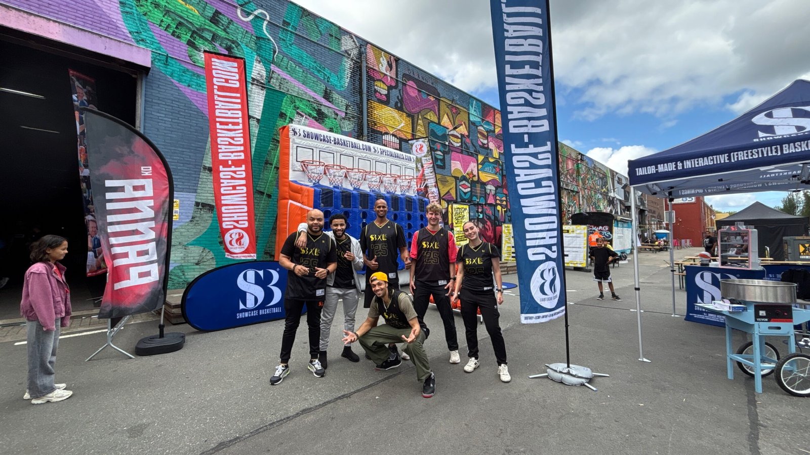 Teamfoto van Showcase Basketball op zondag tijdens de Rotterdam Street Culture Week