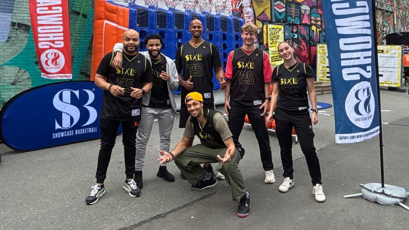Het team van Showcase Basketball poseert voor de eigen stand op RSCW 2026