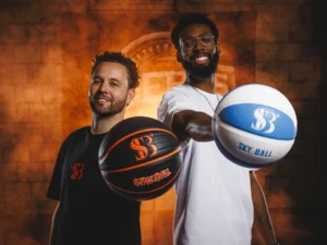 Noel en teamlid van Showcase Basketball met de Streetball en Sky Ball