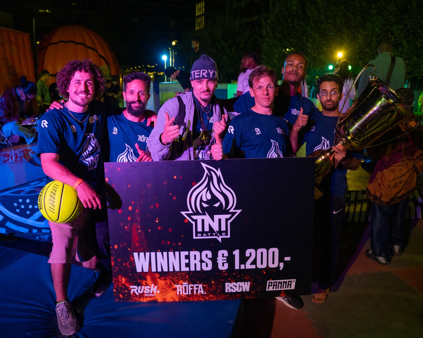 De winnaars van de TNT Battle met beker en cheque op RSCW 2026