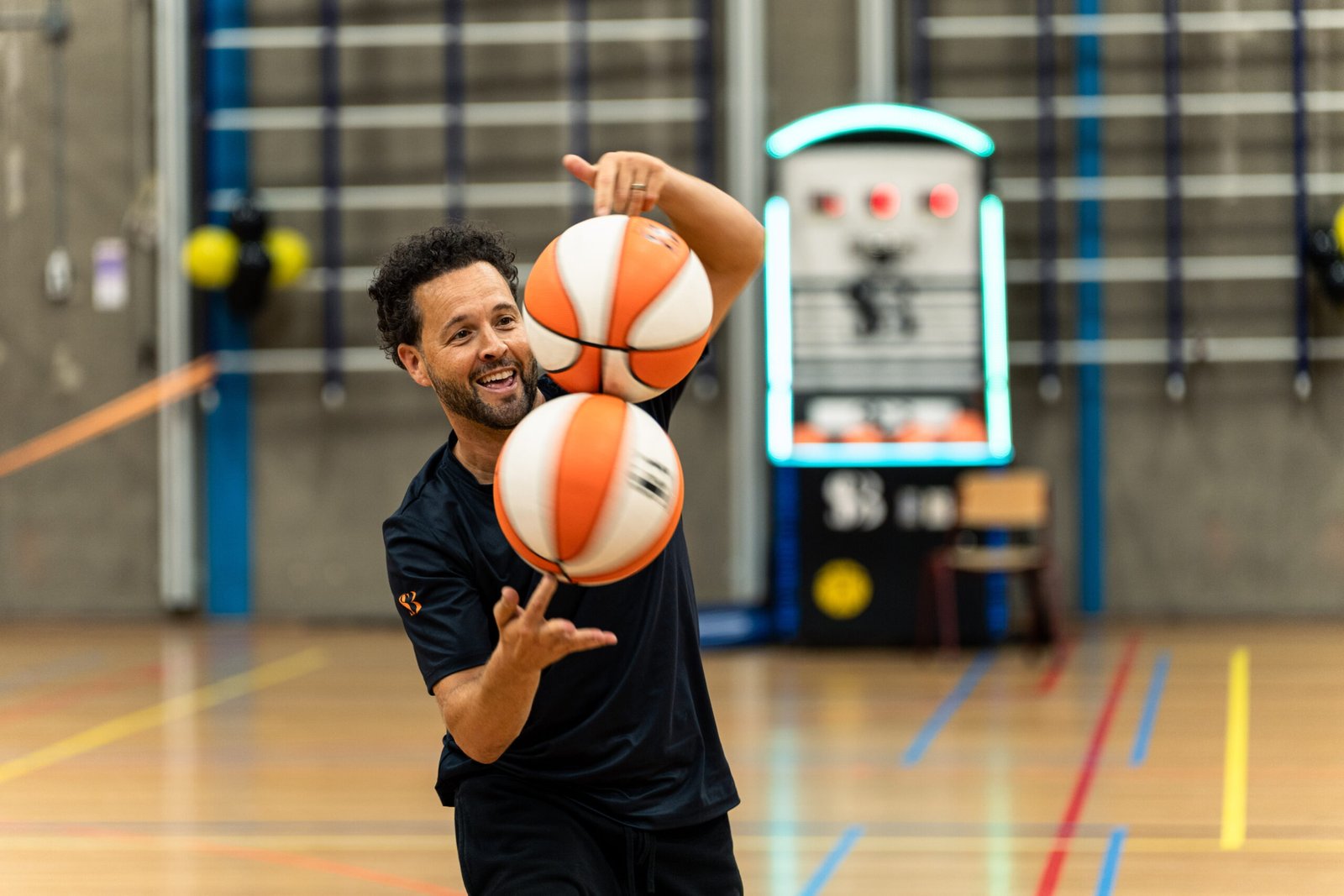 Galdino jongleert met twee ballen tijdens de freestyle show