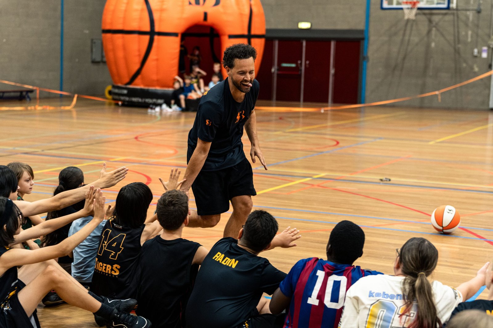 Galdino geeft high-fives aan de kinderen na afloop van de show