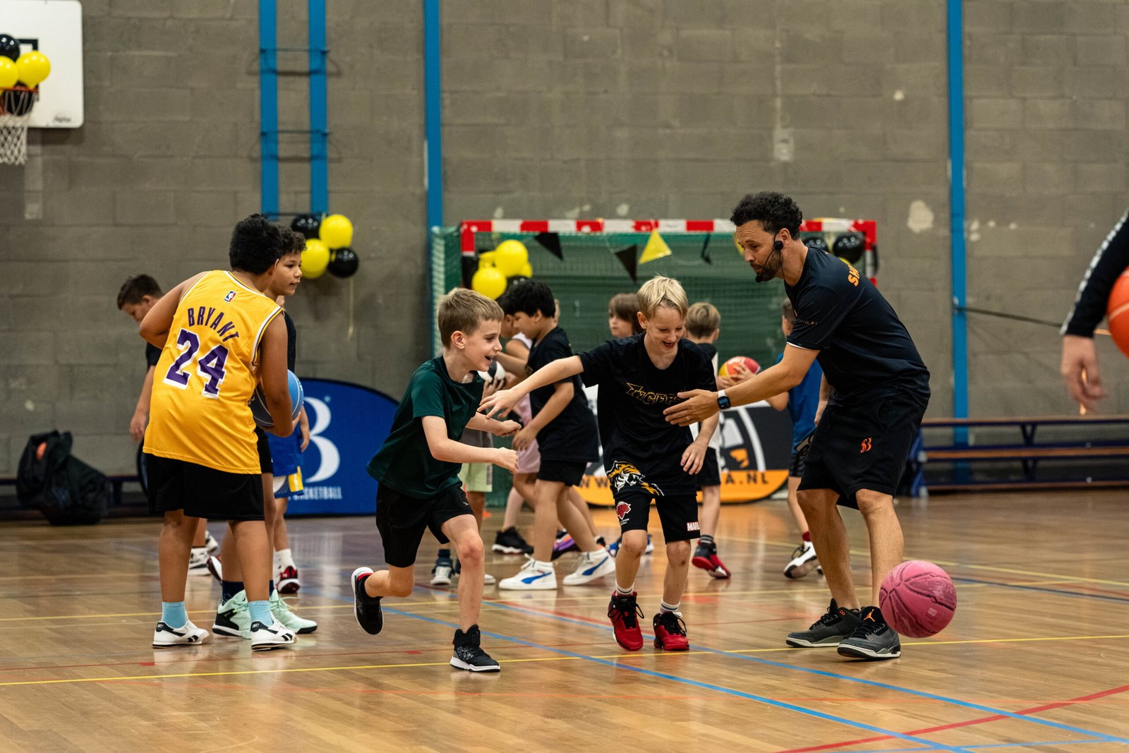 Jonge spelers met ballen aan het begin van de workshop bij BV Alphia