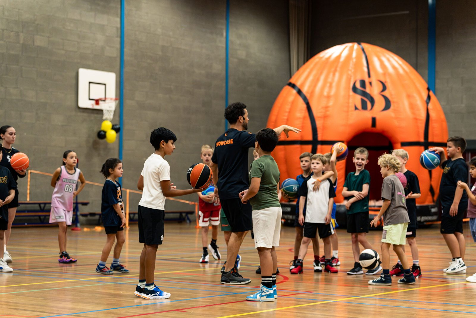 De Super Bouncer van Showcase Basketball opgebouwd in de zaal van BV Alphia
