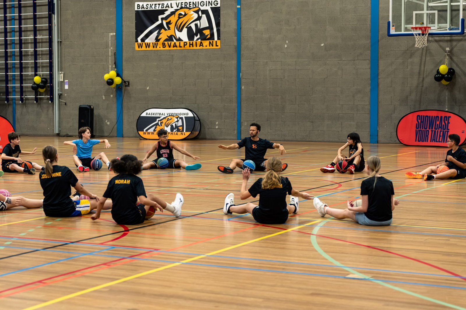 Groep jonge spelers luistert naar de uitleg tijdens de workshop