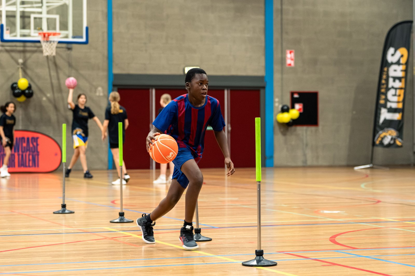Speler doet een speedladder-oefening met bal tijdens de skills training