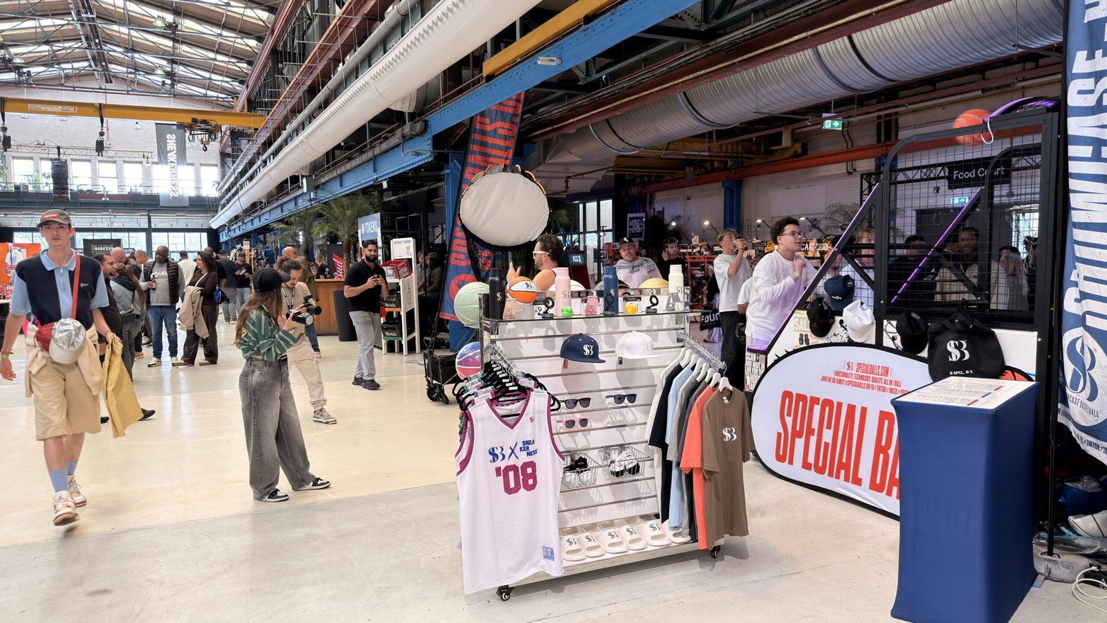Drukte bij de stand van Showcase Basketball op Sneakerness Amsterdam 2026