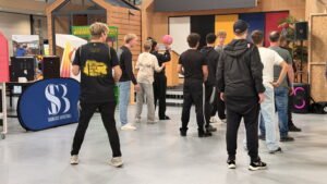 Grote groep leerlingen rond de basketbaldemo tijdens het techniekfestival