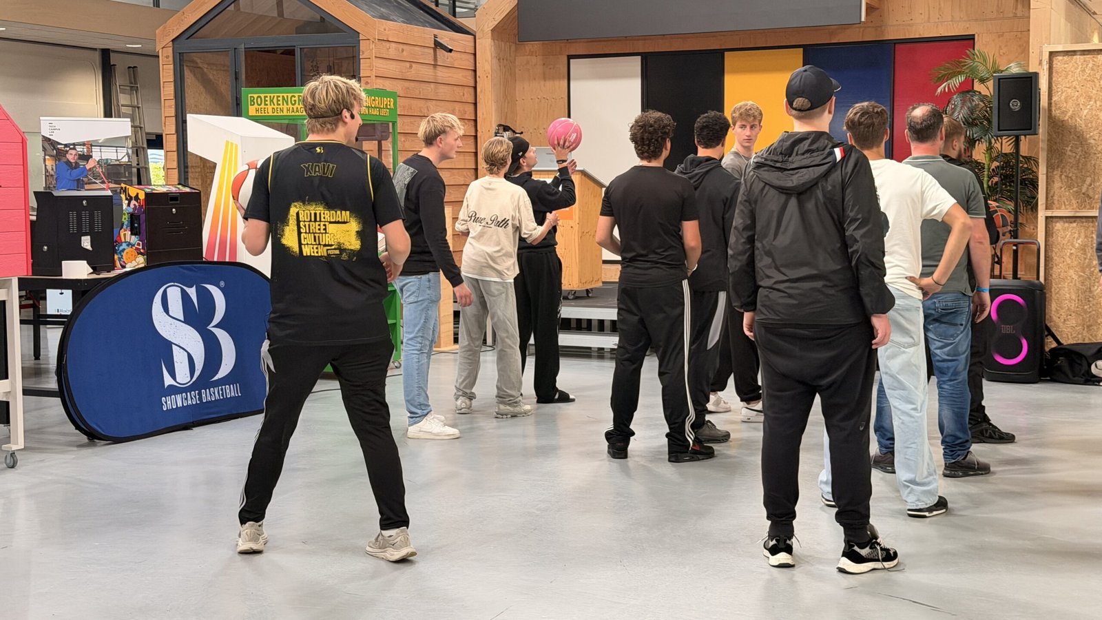 Grote groep leerlingen rond de basketbaldemo tijdens het techniekfestival
