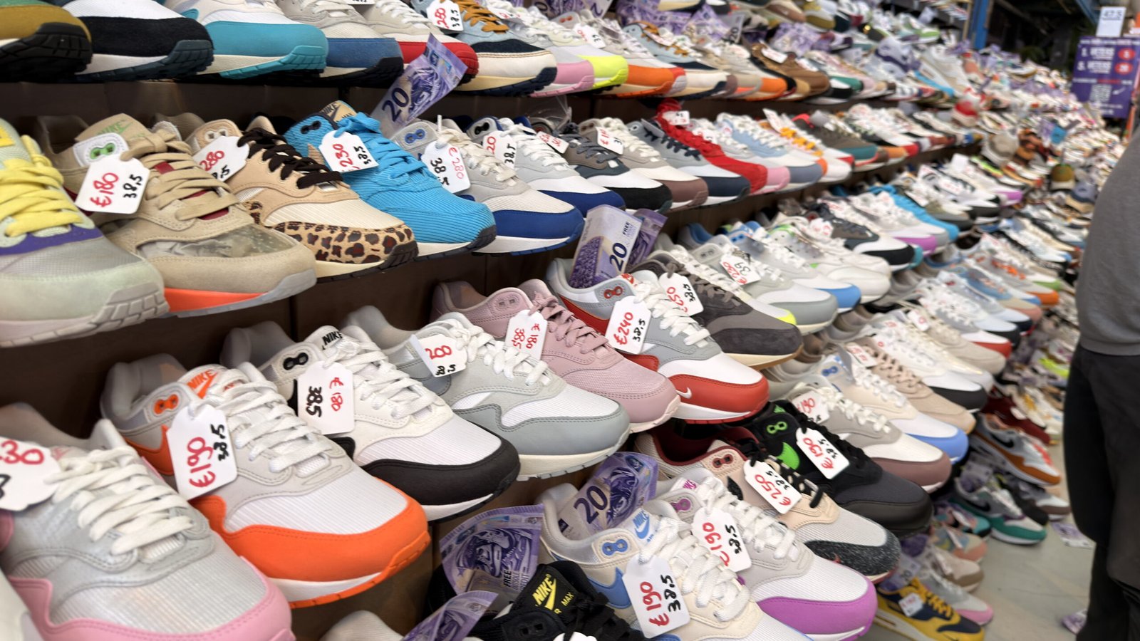 Een tafel vol sneakers op Sneakerness Amsterdam 2026