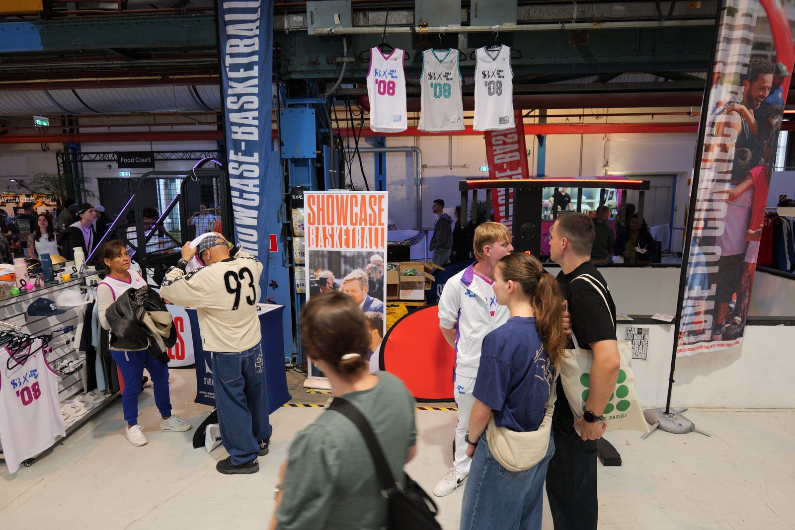 De stand van Showcase Basketball tussen de bezoekers op Sneakerness Amsterdam