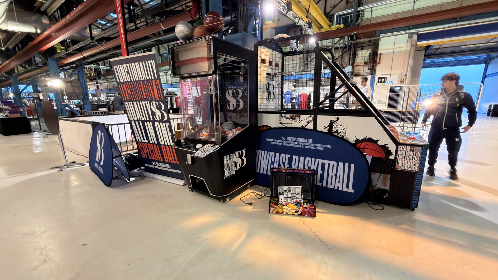 De opgebouwde stand van Showcase Basketball voordat de deuren opengingen
