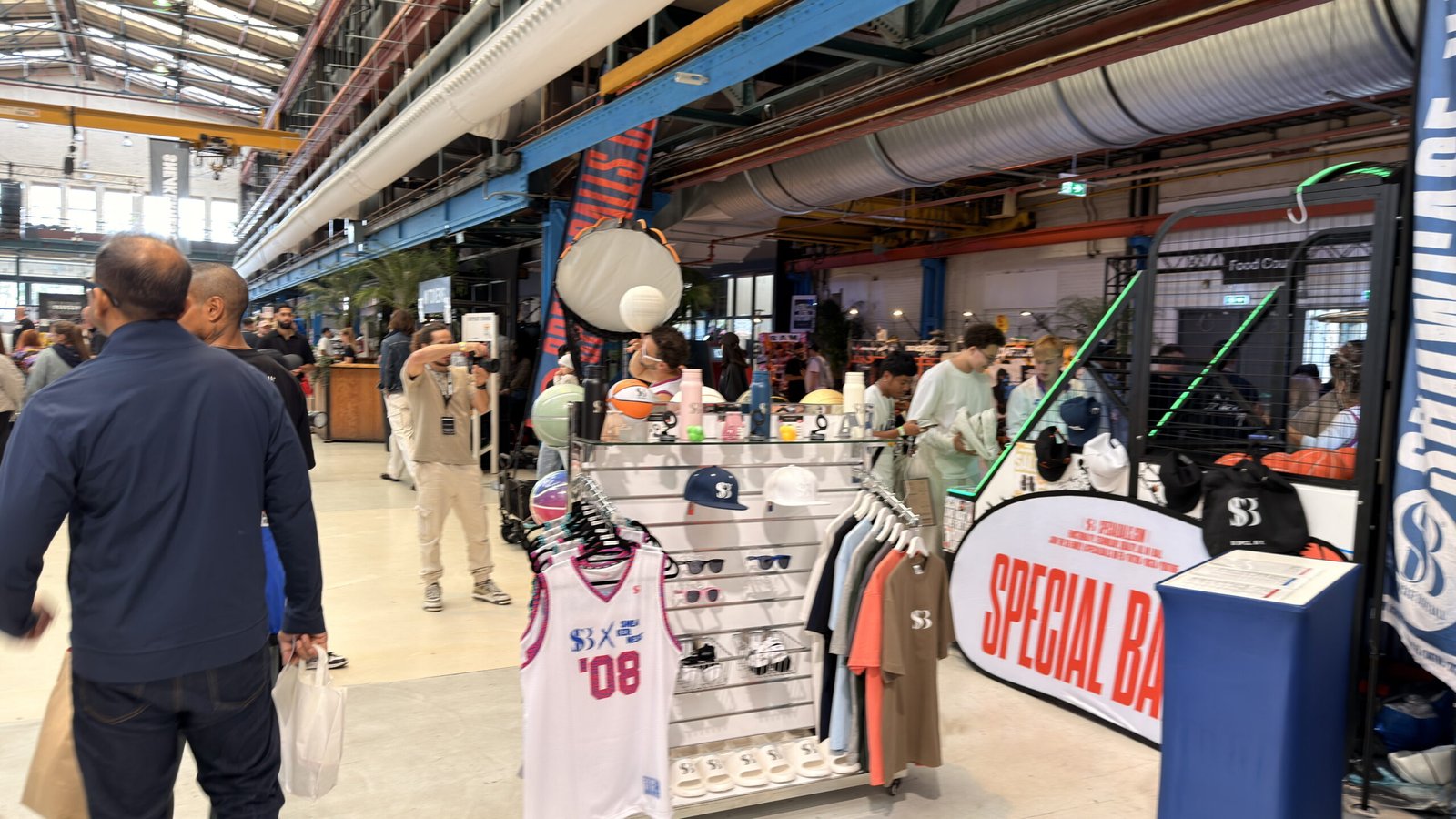 Bezoekers van verschillende leeftijden op de beursvloer van Sneakerness Amsterdam