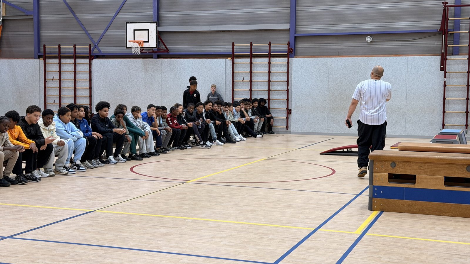 Overzicht van de zaal met leerlingen aan het begin van de dag