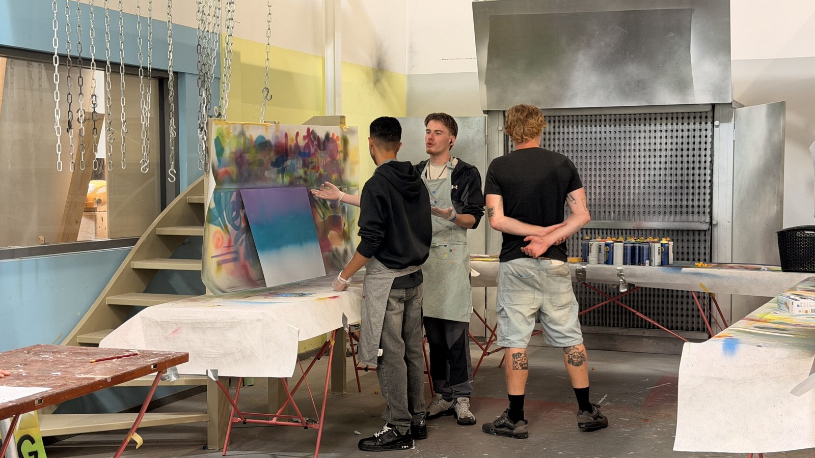 Leerling maakt een selfie met een teamlid van Showcase Basketball