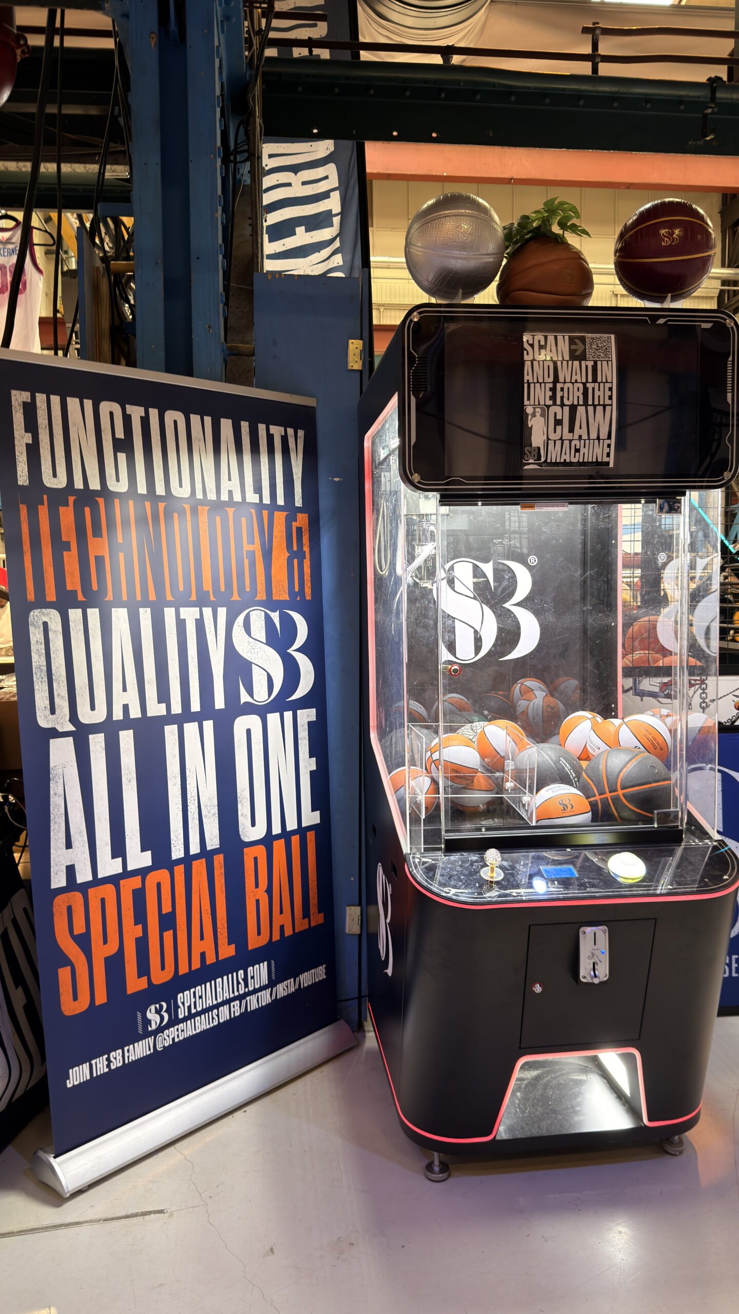 De claw machine van Showcase Basketball op Sneakerness Amsterdam